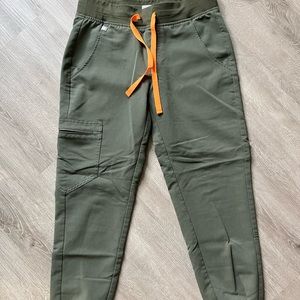 FIGS Zamora jogger scrub pants in moss / petite xs